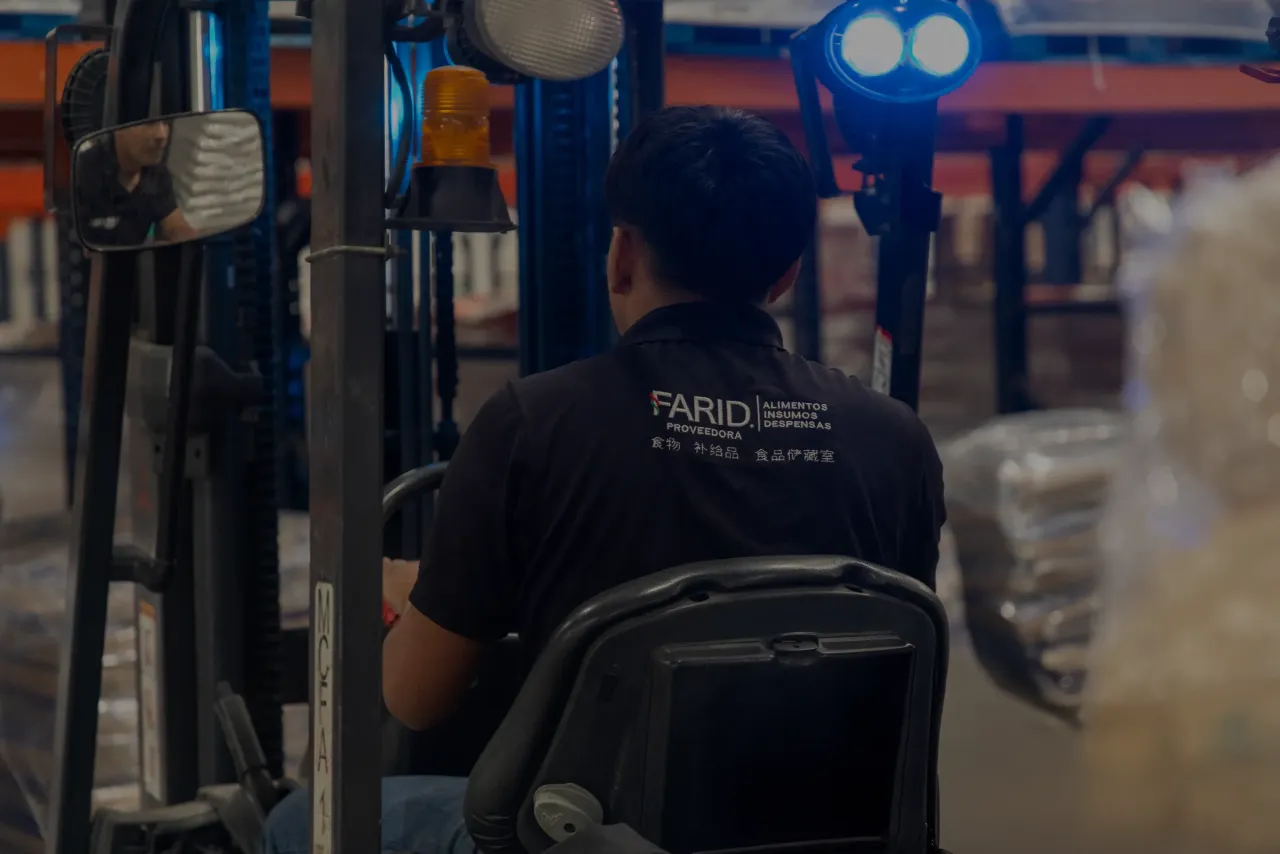 Operador de Proveedora Farid trabajando en almacén