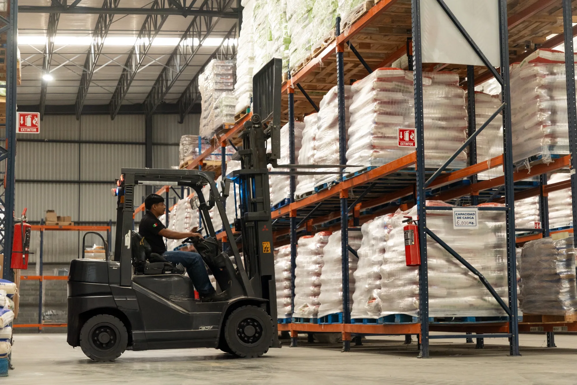 Preparación de pedidos en la bodega de Farid